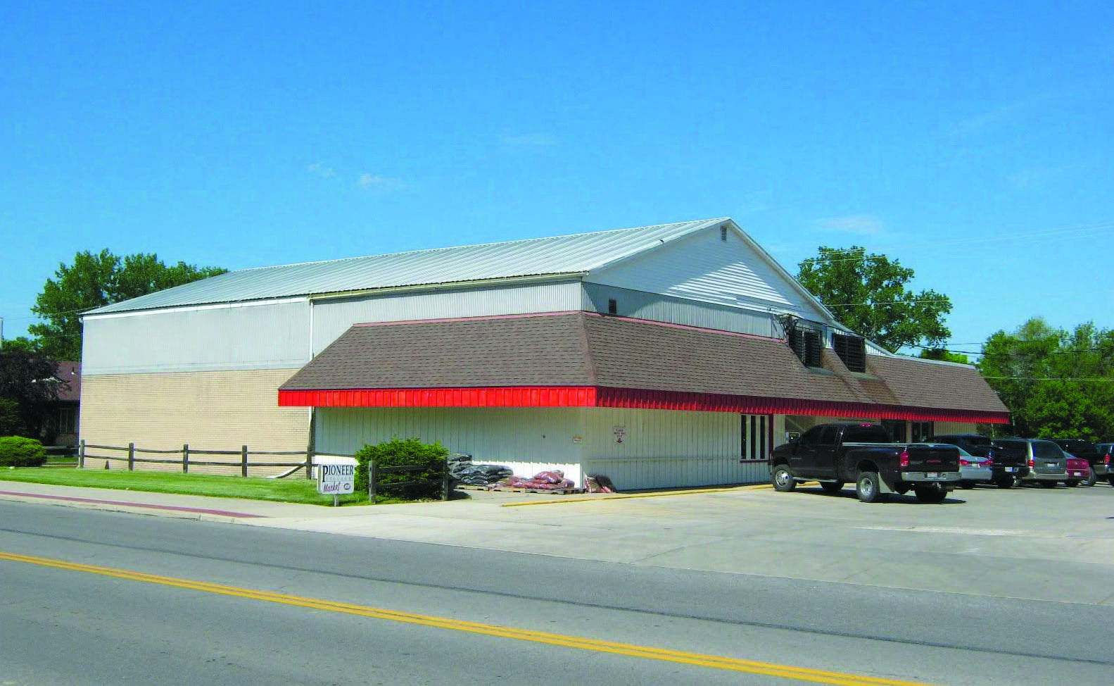 Yeager’s IGA / Pioneer Village Market store building at 201 South State Street in Pioneer, Ohio, May 2015