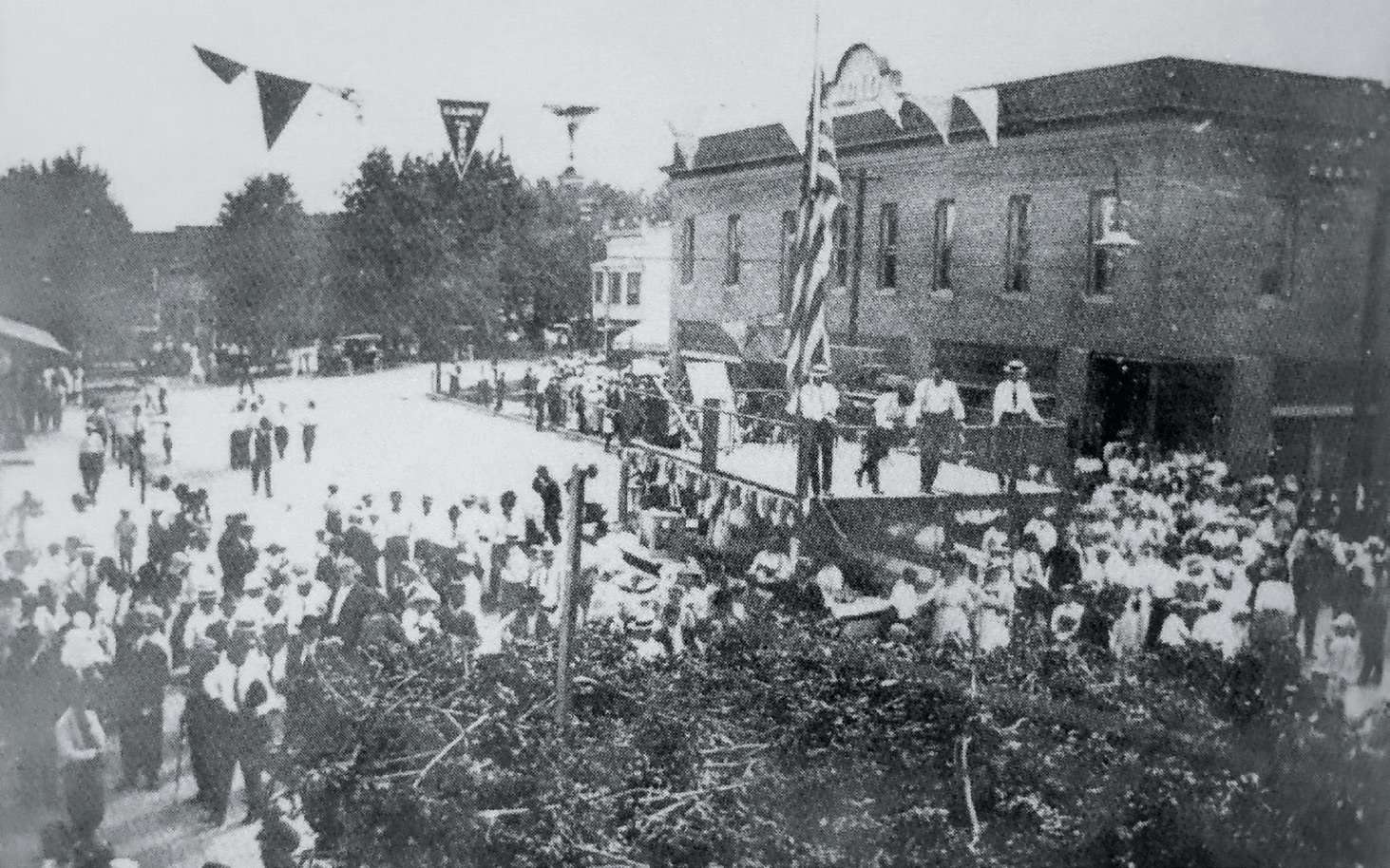 A crowd gathers around a ring for boxing matches at Four Corners in Metamora, Ohio, circa 1925